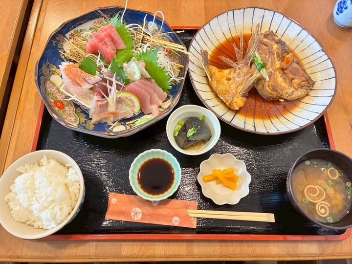 お造りと魚のあら炊き、ご飯とみそ汁の定食
