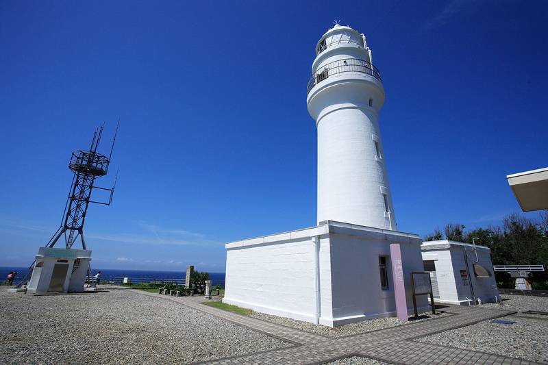 青空の下に立つ白い潮岬灯台