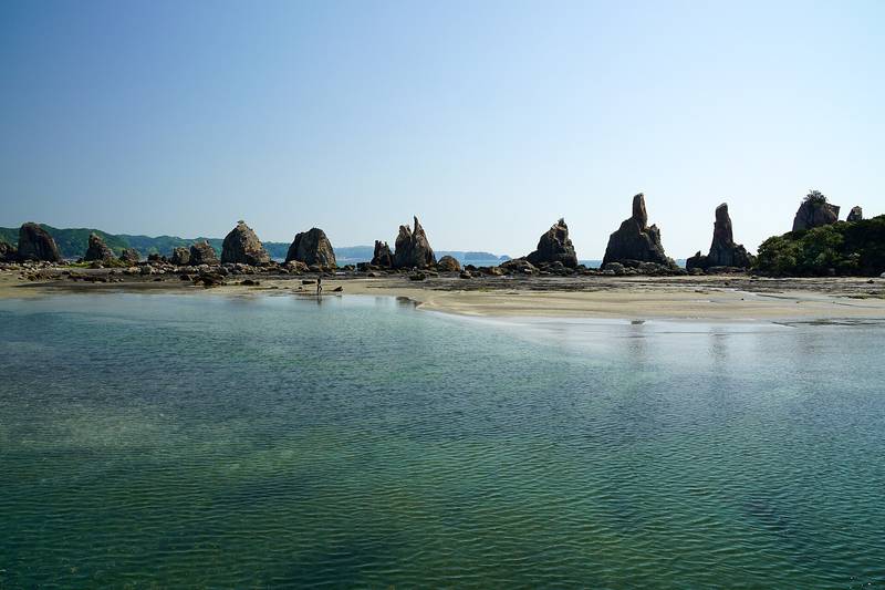 串本町の橋杭岩、海の中に一列に並ぶ岩の柱
